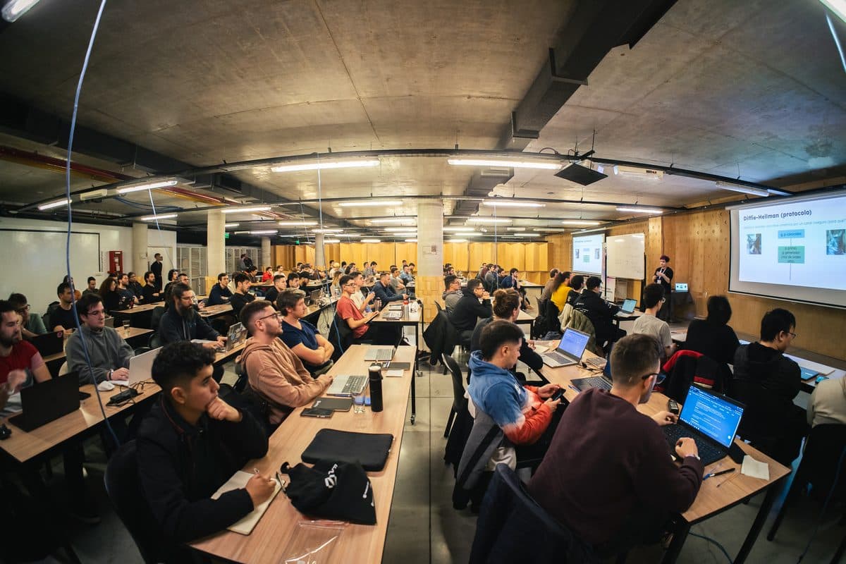 A Crecimiento program session full of builders
