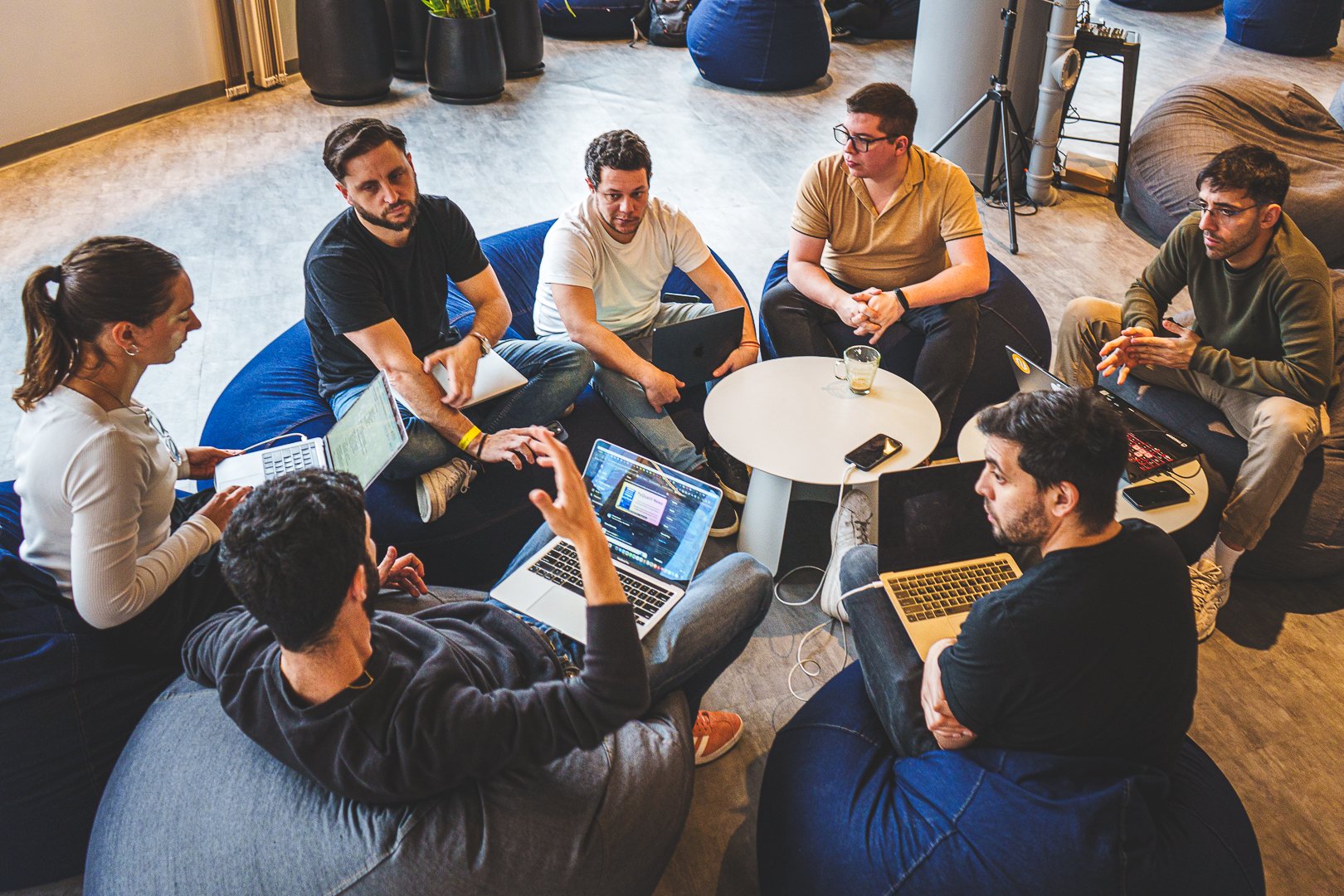The community in a working circle during Aleph
