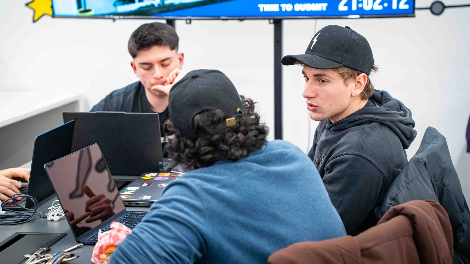 Un equipo debate con el contador de entrega corriendo de fondo
