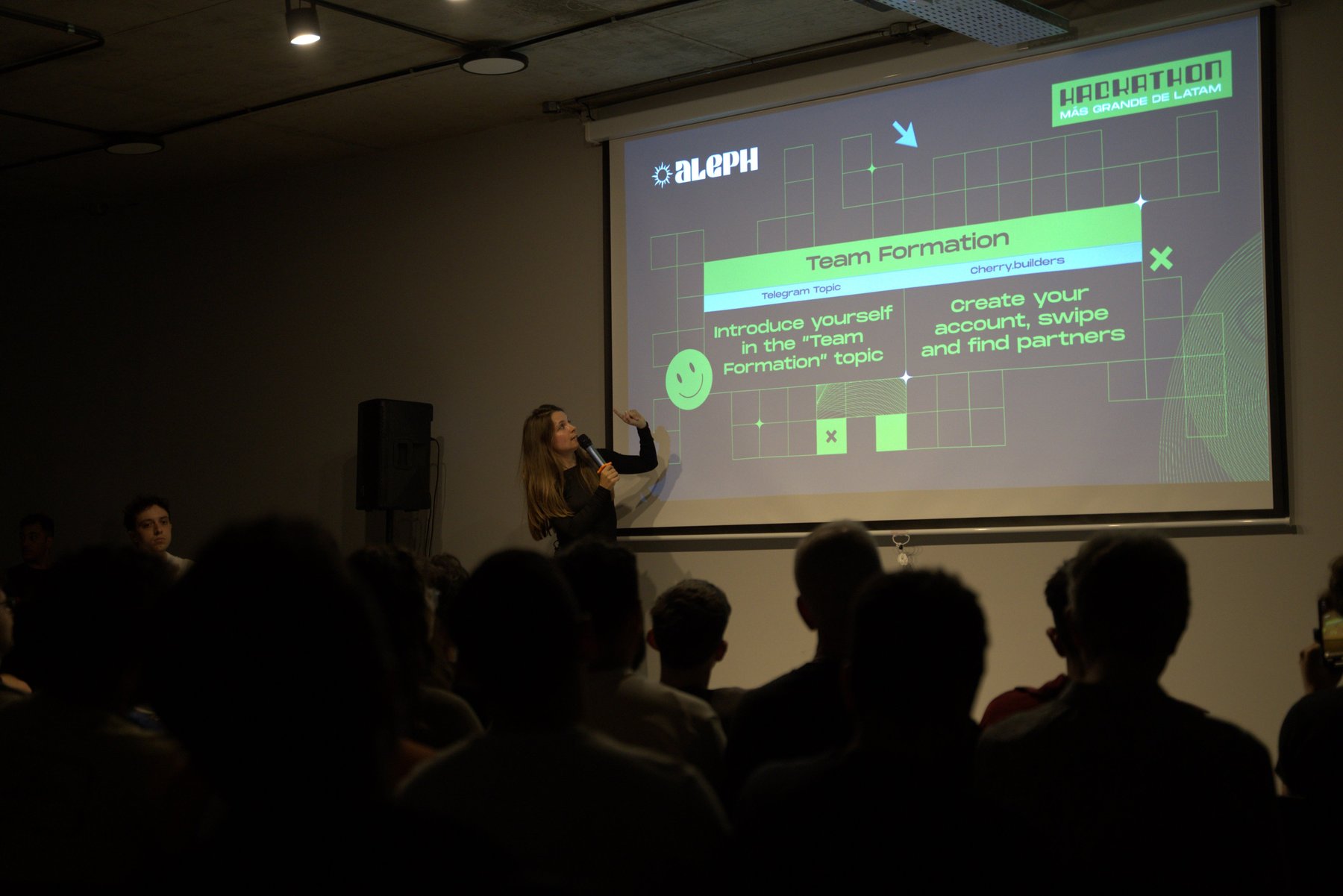 The team formation talk, with Latam's largest hackathon on screen