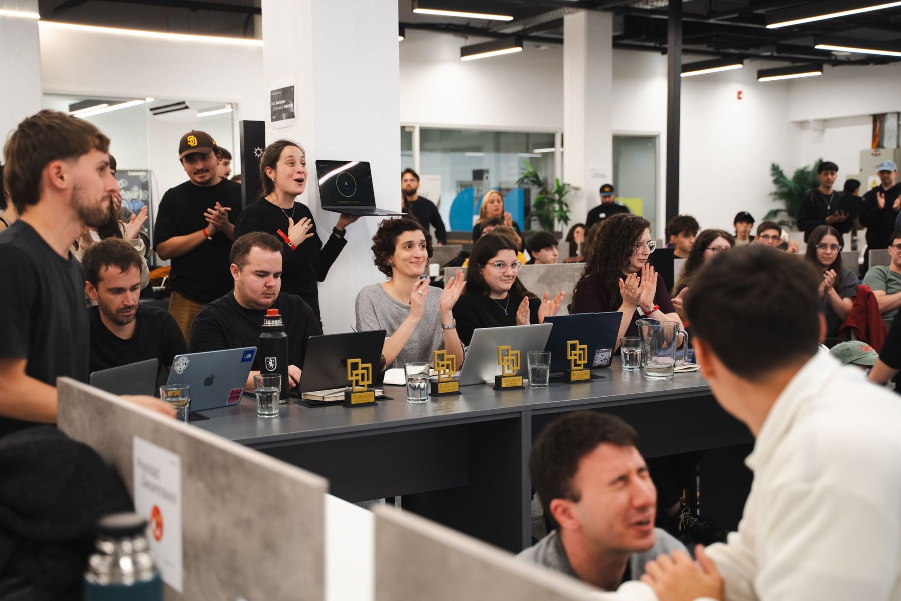Halketon in motion: the teams, the audience and the prizes waiting for their owners