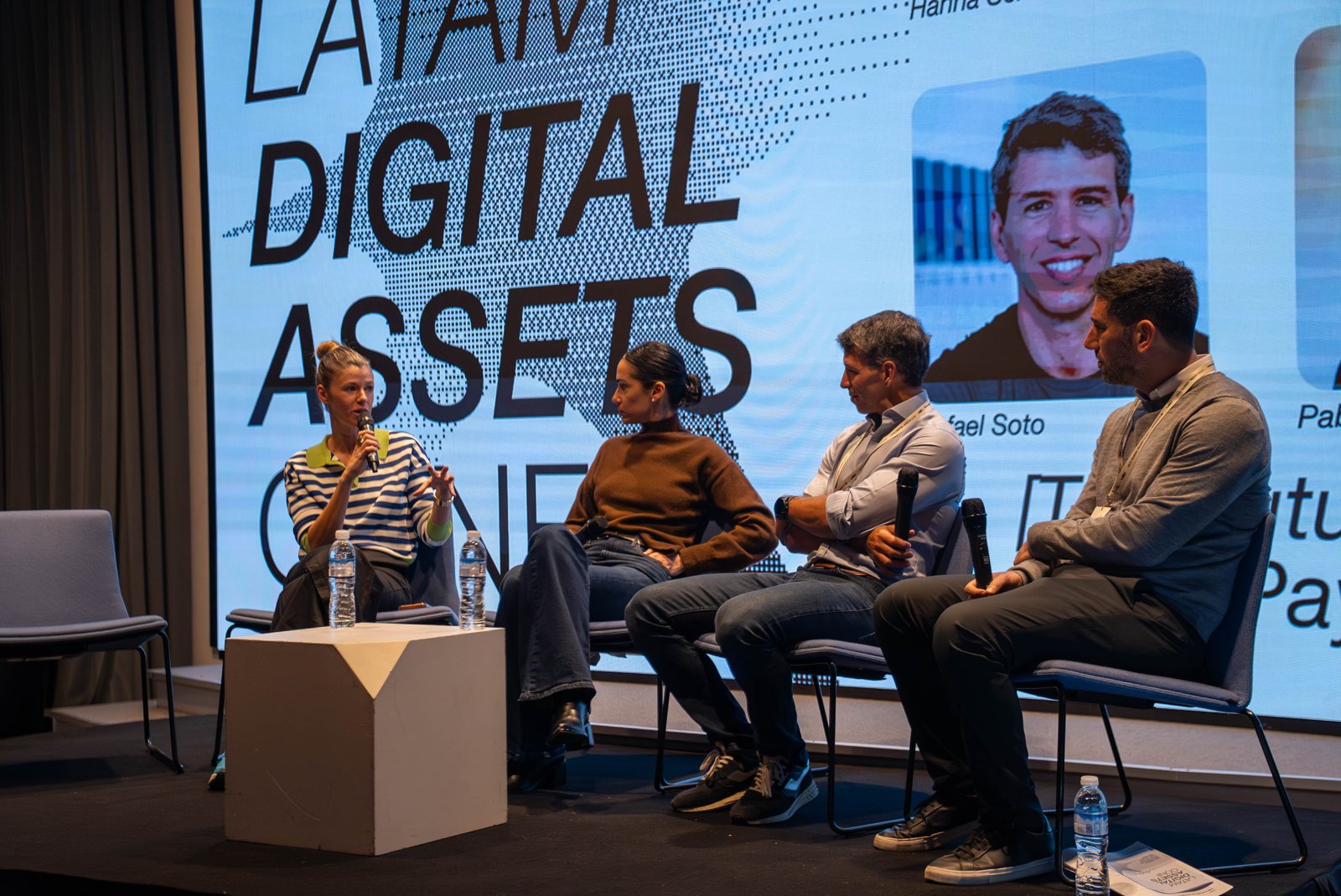 Hanna Schiuma, Victoria Minassian, Rafael Soto y Pablo Cordón en el panel sobre el futuro de los pagos