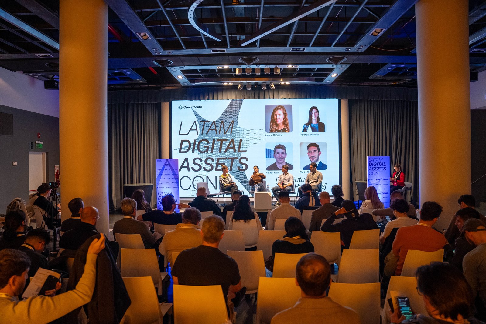 El auditorio durante el panel sobre el futuro de los pagos