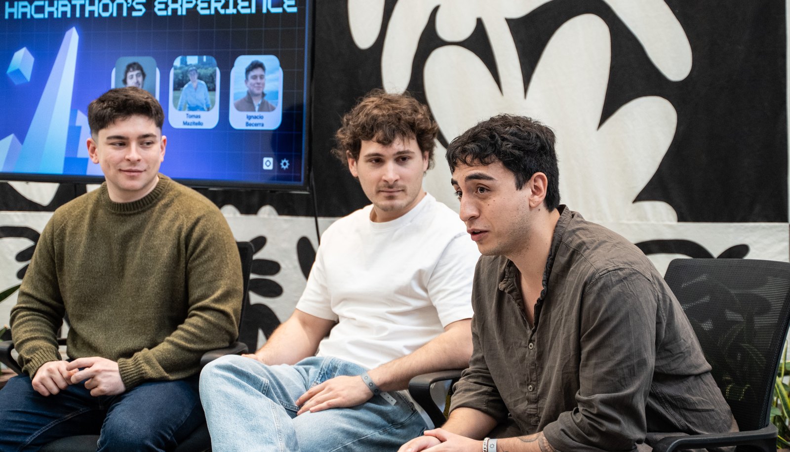 Marcos Lanzani, Tomás Mazzitello e Ignacio Becerra en el panel Hackathon Experiences